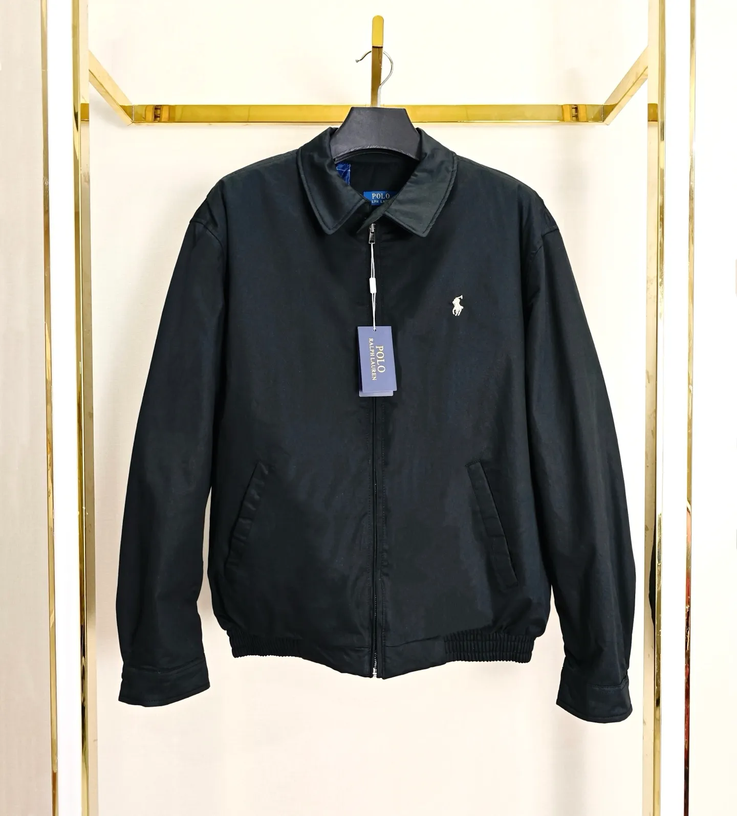 P330 Ralph Lauren/Ralph Lauren Harrington old money style zipper cotton jacket, the same style as Yi Mengling. Recommended by many fashion bloggers. The Harrington jacket's lapel zipper windproof design perfectly blends casual style with street trend elements, making it very suitable for neutral wear. The fabric texture of the jacket is excellent and comfortable to wear. It is a very versatile and trendy jacket. Original development, 100% pure cotton fabric, exquisite embroidery, evergreen style for all seasons, feel free to buy it, retro will never go out of style! The embroidery on the chest is made of German Oman embroidery fiber with original data. The embroidery process is very particular. Japanese Tajima machines are used to ensure exquisite three-dimensional embroidery, which is what I said is different from what is on the market. Regarding the workmanship, the version is a loose version and can be worn by boys and girls!! The jacket can be worn longer, for spring and autumn trips. Color: khaki, navy blue, black. Size: S~XXL